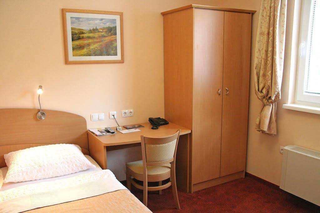 Guest House Pri Gondoli Maribor Exteriör bild